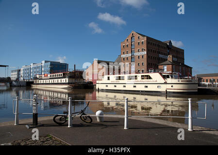 Gloucester Docks Gloucestershire Inghilterra imbarcazioni commerciali accanto al bacino principale di questi storici Gloucester Docks Foto Stock