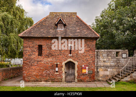 La torre rossa, parte delle mura della città vecchia di York, North Yorkshire, Inghilterra, Regno Unito. Foto Stock