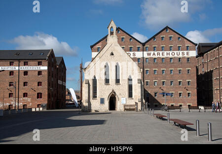 Gloucester Docks Gloucestershire England Regno Unito - La Cappella di marinai e di vecchi edifici di magazzino nel cuore di Gloucester Docks Foto Stock