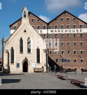 Gloucester Docks Gloucestershire England Regno Unito - La Cappella di marinai e di vecchi edifici di magazzino nel cuore di Gloucester Docks Foto Stock