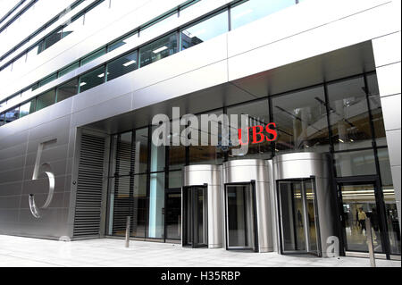 La sede centrale di UBS ha le porte d'ingresso al 5 Broadgate segno finanziario esterno edificio nella città di Londra 'Broadgate Circle' UK KATHY DEWITT Foto Stock