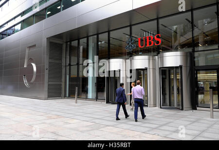 Ingresso di 5 Broadgate UBS building exterior sede centrale segno persone servizi finanziari banca d'investimento nella città di Londra UK KATHY DEWITT Foto Stock