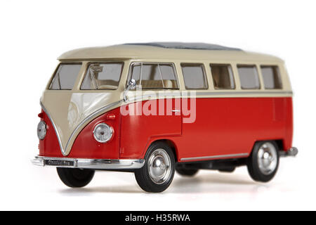 Isolato red bus VW van su sfondo bianco Foto Stock
