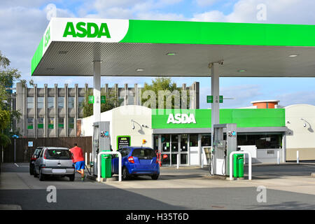 Asda UK supermercato distributore di benzina distributore di rifornimento con cliente a Forecourt pompa acquistare benzina nel centro di Rugby Warwickshire Inghilterra Foto Stock