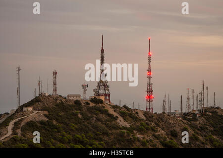 Montanti di comunicazioni, antenne, le antenne al di sopra di Mijas, Costa del Sol, provincia di Malaga, Spagna. Foto Stock