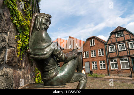 Fino a Eulenspiegel statua del Eulenspiegel fontana a Moelln, Schleswig-Holstein, Germania, Europa Foto Stock