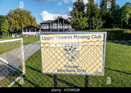 Nome sign in Upper Thames Rowing Club a Henley-on-Thames, Oxfordshire, Regno Unito al di fuori della clubhouse - Privato, solo per soci Foto Stock