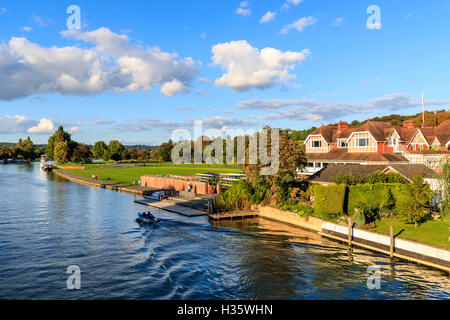 Leander Club, casa della Royal Henley Regatta, sulle rive del fiume Tamigi, Henley on Thames, Oxfordshire, Regno Unito nella luce del sole Foto Stock