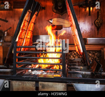 Salmone grigliato pesce sul fuoco aperto Foto Stock