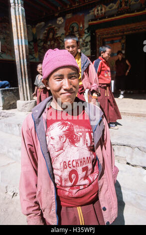 A Namkha Khyung Zong monastero buddista un giovane monaco novizio indossare una t-shirt che mostra David Beckham in vera e propria Foto Stock