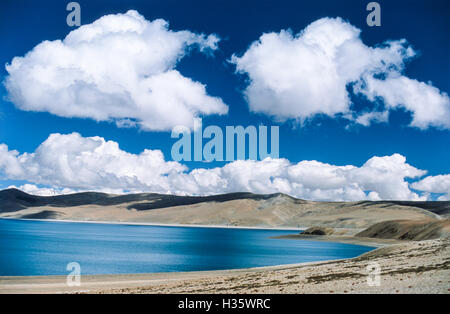 Raksas Tal, noto anche in tibetano come Langa Tso, questo lago a 14,900 piedi è uno dei più alti del mondo. È il compagno di lago al Lago Santo Manasarovar. Uno stretto istmo separa dal lago Manasarovar. Raksas Tal ad ovest del Lago Mansarovar è il 'Demon Lago' e pellegrini di rifuggire il suo lonely shore in contrasto al Lago Mansarovar che è uno dei più antichi e più santo di pellegrinaggio indù siti. Foto Stock