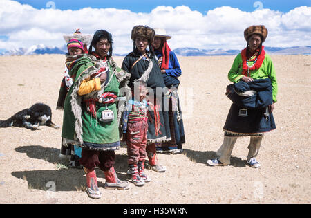 Gruppo di tibetani con il loro cane su un pellegrinaggio intorno al monte Kailash. Foto Stock