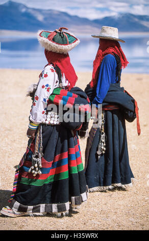 Due donne tibetane guardando verso il sacro Monte Kailash con lago Santo Manasarovar in background. Queste donne erano parte di un gruppo più grande di tibetani su un pellegrinaggio intorno al monte Kailash. Foto Stock