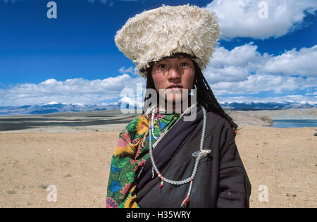 Ragazza tibetana, parte di un più ampio gruppo di tibetani su un pellegrinaggio intorno al monte Kailash. Il Sacro Monte è al centro della foto dietro le ragazze la spalla destra. Foto Stock