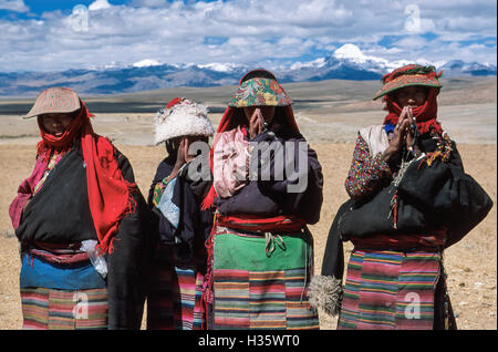 Gruppo di tibetani su un pellegrinaggio intorno al monte Kailash. Il Sacro Monte è in alto a destra della foto. Foto Stock
