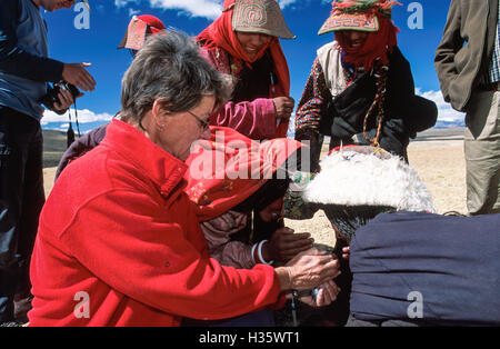Un giovane del nostro gruppo escursionistico mostra questi tibetani su un pellegrinaggio intorno al Monte Kailash le loro foto sul loro fotocamere digitali.tourist,turisti,a,Il Tibet, Foto Stock