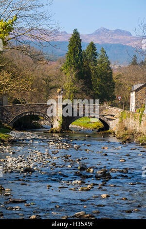 Fiume Glaslyn e ponte nel villaggio di Beddgelert, Snowdonia, Wales, Regno Unito Foto Stock