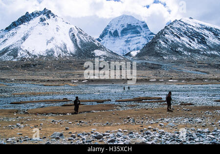 Al centro della foto è la pura fronte nord del monte Kailash che sorge a 5.000 piedi dritti fino a Foto Stock
