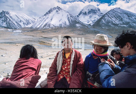 Giovane monaco nel centro di questo gruppo di tibetani sul tetto del gompa Dirapuk monastero a pari a 4.909 metri, Foto Stock