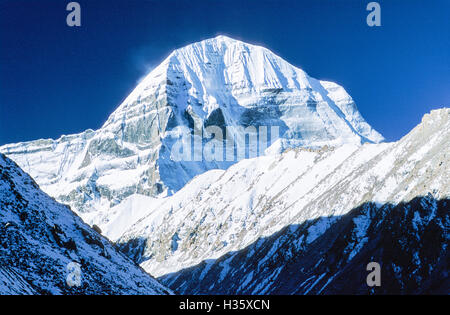 La mattina presto la luce del sole sul lato settentrionale del Monte Kailash che sorge a 5.000 piedi dritti fino a frozen mono Foto Stock