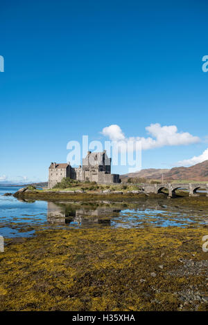 Una popolare destinazione turistica di Eilean Donan Castle Scozia, bella del XIII secolo a fortificazione Dornie, Kyle of Lochalsh Foto Stock