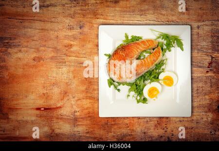 Bistecca di salmone sulla piastra Foto Stock