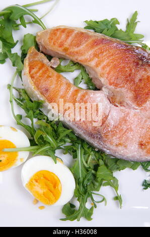 Bistecca di salmone sulla piastra Foto Stock