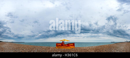 Bagnini di fronte ad una giornata di sole sulla spiaggia di Brighton, dopo un giro nel tempo. N.B. Questa fotografia è un PHOTOMERGE Foto Stock