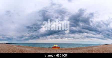 Bagnini di fronte ad una giornata di sole sulla spiaggia di Brighton, dopo un giro nel tempo. N.B. Questa fotografia è un PHOTOMERGE Foto Stock