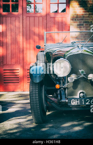 L'annata 1930 Bentley auto a Bicester Heritage Centre. Oxfordshire, Inghilterra. Vintage filtro applicato Foto Stock