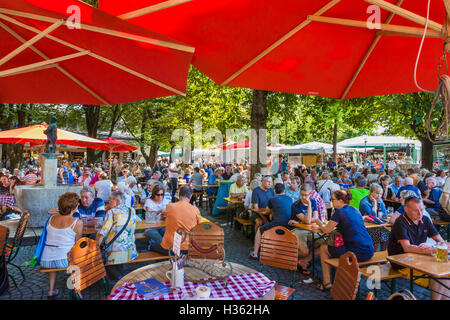 Nel giardino dove bere birra il Viktualienmarkt, Monaco di Baviera, Germania Foto Stock