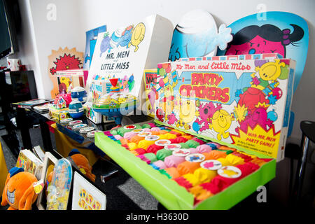 Grande raccolta di Mr Men memorabilia compresi vasetto di marmellata coperchi, giochi da tavola, figure. Foto Stock