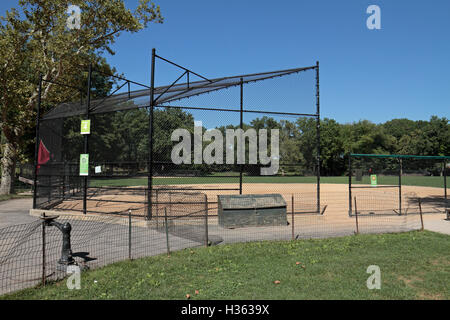 Gabbia attorno a casa di una piastra di una campo da baseball in Central Park, Manhattan, New York, New York, Stati Uniti. Foto Stock