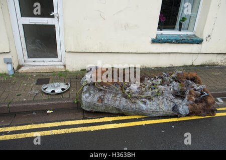 Il marcio materasso oggetto di dumping in strada. Foto Stock