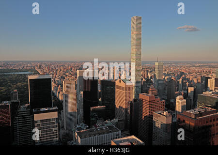Vista aerea in prima serata verso Central Park & 432 Park Avenue, Manhattan, New York City, New York, Stati Uniti (agosto 2016). Foto Stock
