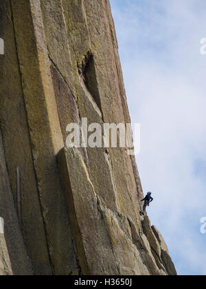 Scalatore sulla torre, Devil's Tower monumento nazionale, Wyoming. Foto Stock