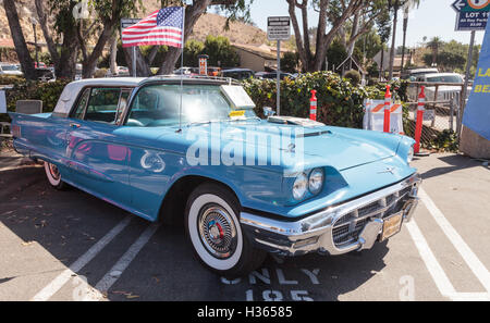 Laguna Beach, CA, Stati Uniti d'America - 2 Ottobre 2016: Blu 1963 Ford Thunderbird visualizzato presso il Rotary Club di Laguna Beach 2016 Classic Ca Foto Stock