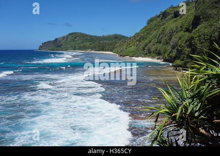 Il paesaggio costiero con onde che si infrangono sulla riva del mare di Isola Rurutu, oceano pacifico del sud, Austral, Polinesia Francese Foto Stock