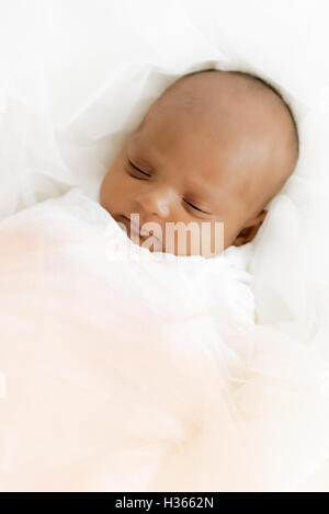 Tre settimane bimbo di dormire su coltre bianca carino bambino neonato sdraiato close up shot gli occhi chiusi