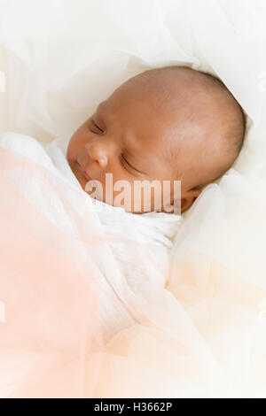 Tre settimane bimbo di dormire su coltre bianca carino bambino neonato sdraiato close up shot gli occhi chiusi Foto Stock