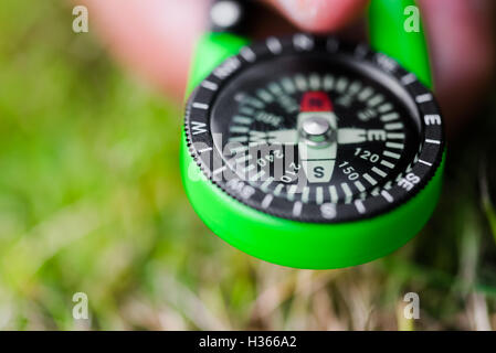 Compass tenuto in mano rivolto in direzione sud concept Foto Stock