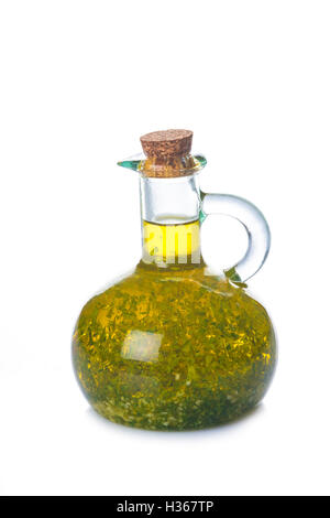 Olio di oliva con aglio e prezzemolo e isolato su uno sfondo bianco Foto Stock
