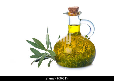 Olio di oliva con aglio e prezzemolo e isolato su uno sfondo bianco Foto Stock