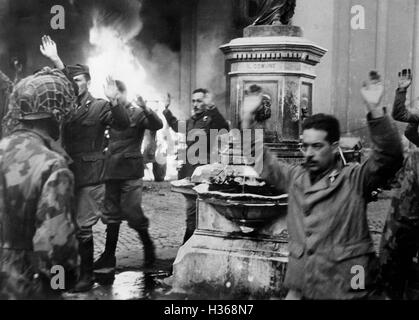 Paracadutisti occupano una città italiana, 1943 Foto Stock