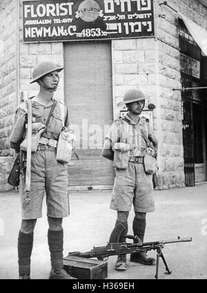 I soldati britannici in corrispondenza di un incrocio stradale in Gerusalemme, 1939 Foto Stock