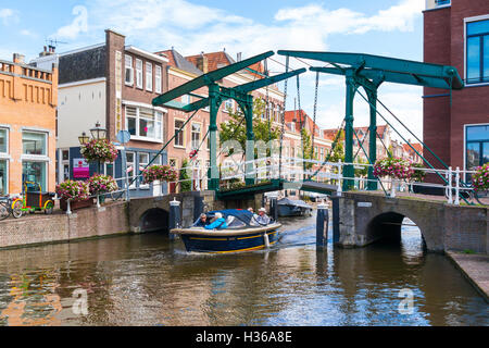 Persone in crociera barge sotto il ponte levatoio sopra il vecchio Reno canal nella città vecchia di Leiden, Olanda meridionale, Paesi Bassi Foto Stock