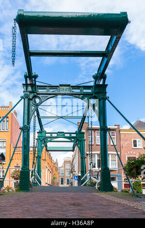 Ponte levatoio Kerkbrug sopra il vecchio Reno canal nella città vecchia di Leiden, Olanda meridionale, Paesi Bassi Foto Stock