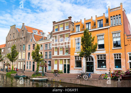 Fila di case storiche e magazzini sulla banchina del vecchio canale Reno nella città vecchia di Leiden, Olanda meridionale, Paesi Bassi Foto Stock