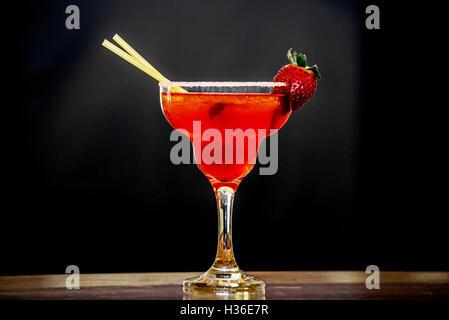 Gustosi cocktail tropicali ai margini della piscina. Drink party Foto stock  - Alamy