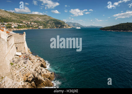 Buza 1 Bar e l'isola di Lokrum dalle mura della città, stari grad, Dubrovnik, Croazia Foto Stock